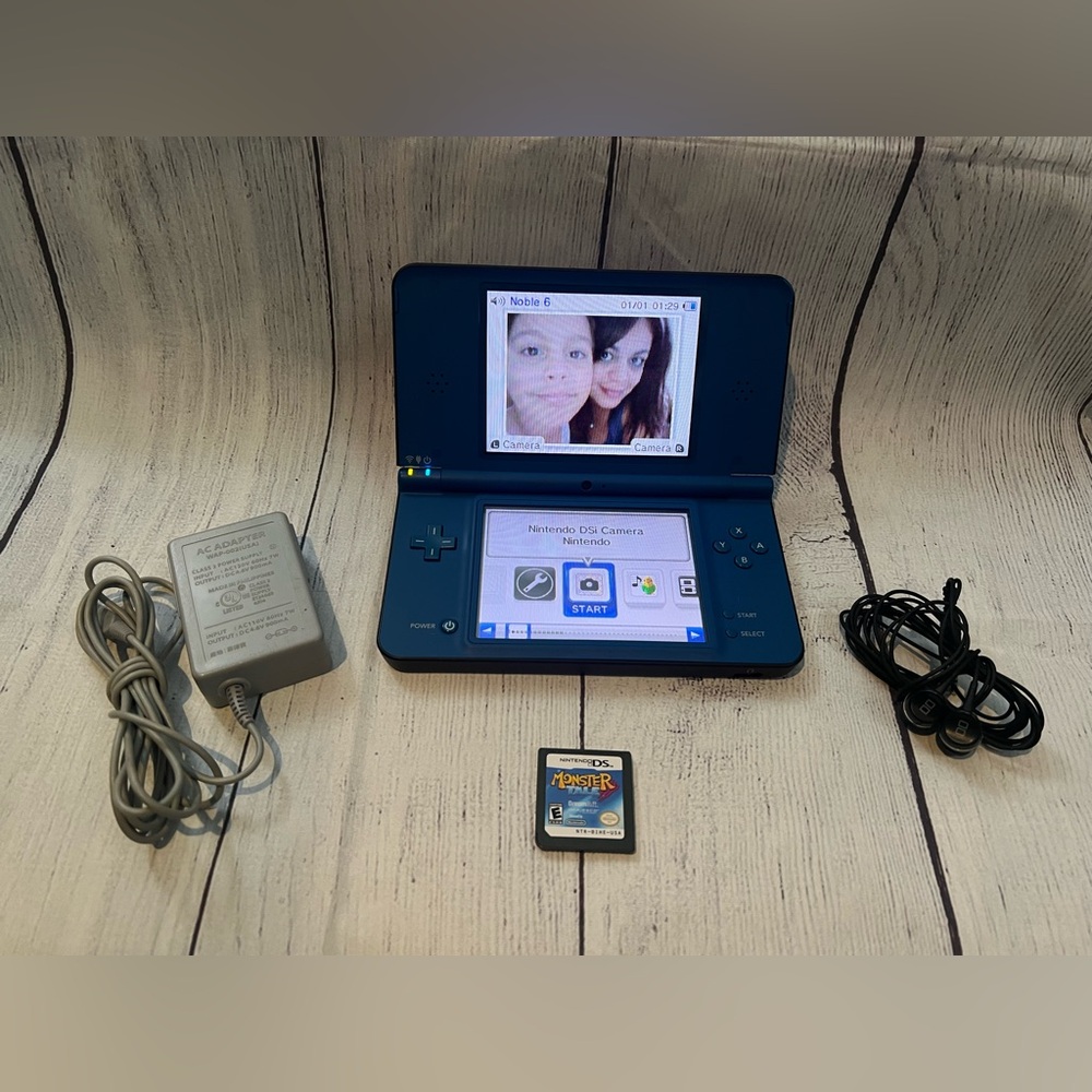 Nintendo DSi XL Blue w/Game & Headphones - Picture 6 of 8